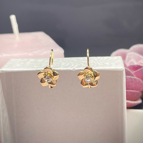 18k Gold Filled Cubic Zirconia Flower French Lock Earrings 🌸✨ - Picture 6 of 7